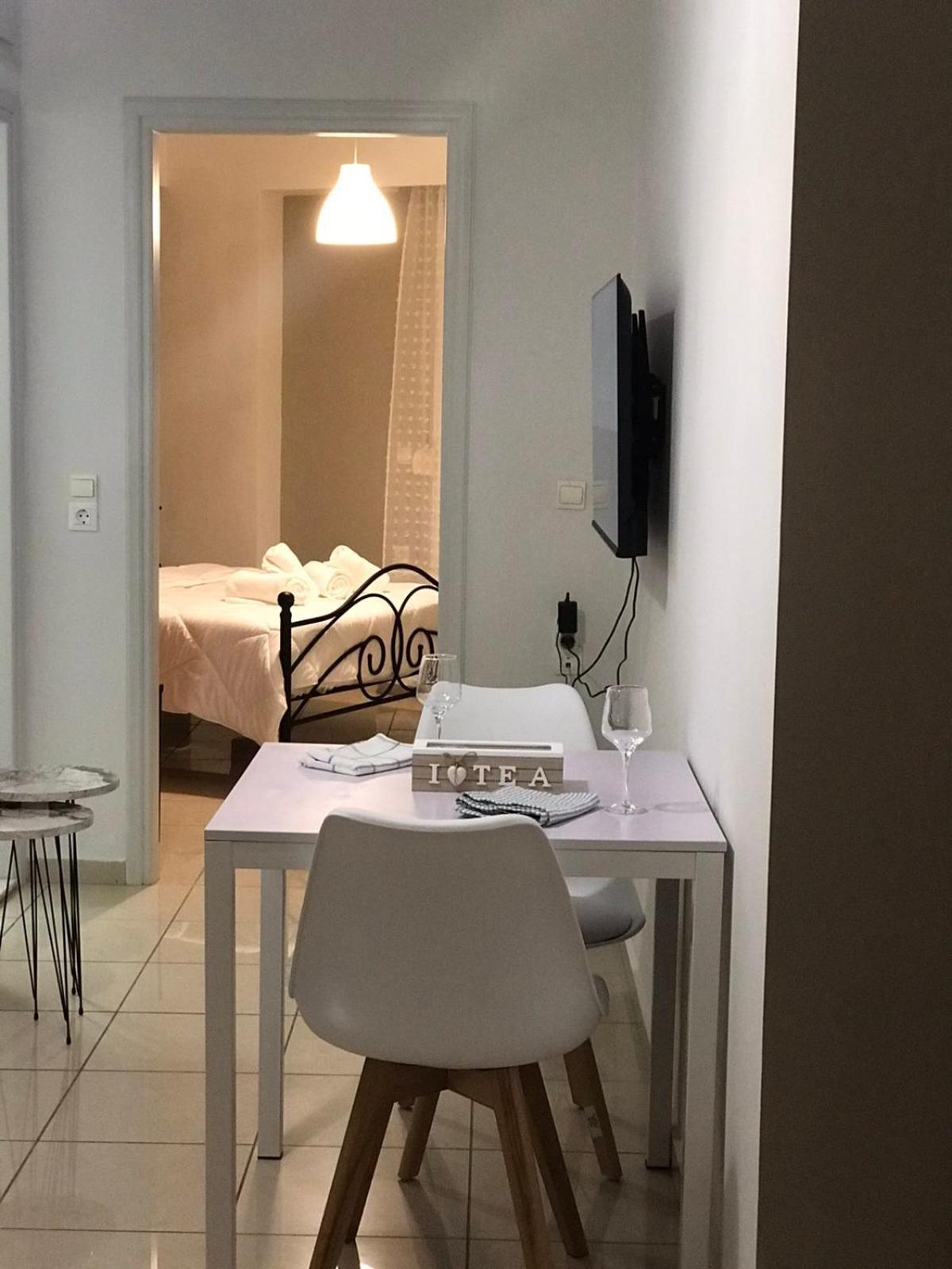Cozy 4th Floor 2-spaced With Balcony Apartment *